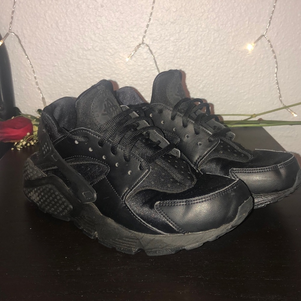 ✨Black Nike Huaraches✨